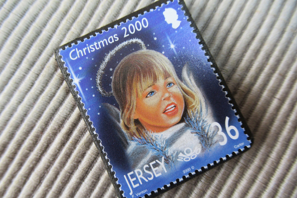 ジャージー島　クリスマス切手ブローチ9181 2枚目の画像