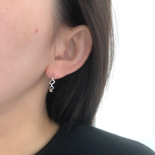 【いちご】18K オニキス　フープ　キャッチレスピアス(片耳) いちご様専用】18K オニキス フープ キャッチレスピアス(片耳)