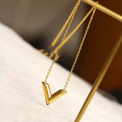 V字ネックレス ゴールド ステンレス 男女兼用 芸能人 シンプル