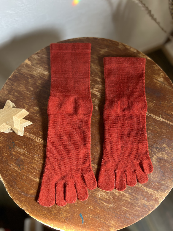 冬のあったかソックスの新定番！草木染めのビビッドな赤色・五本指ソックスウールシルク 3枚目の画像