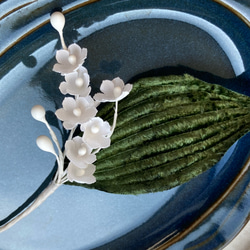 Lily of the valley brooch【white×Shiny Green】 3枚目の画像