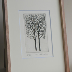 二本の樹・2023/銅版画（額あり） 2枚目の画像