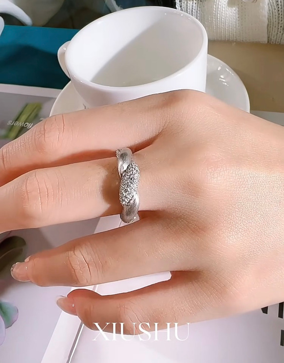 ツイスト パヴェ リング 高炭素ダイヤモンド キラキラ ゴージャス ラグジュアリー白 ホワイト 指輪 普段使い シルバー 9枚目の画像