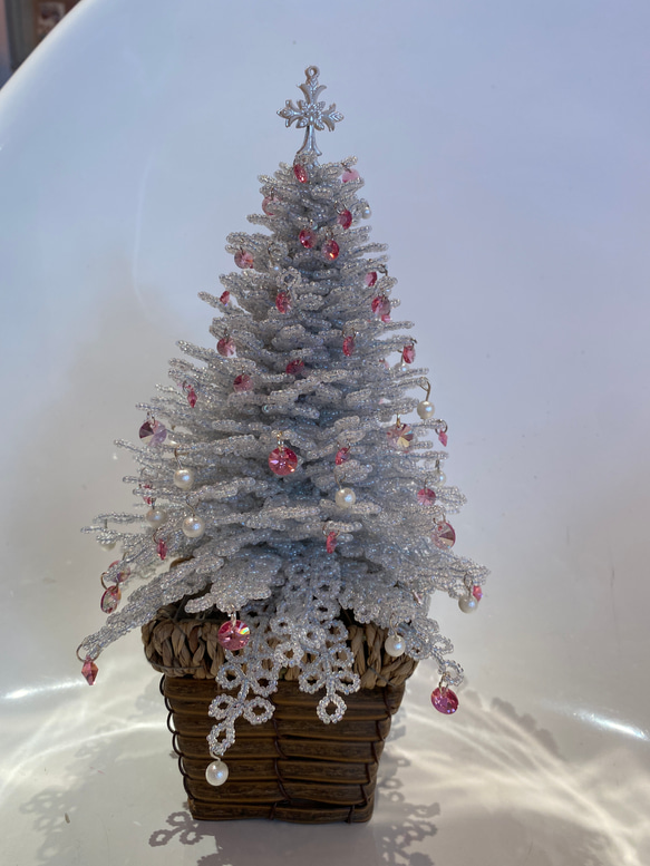 白いビーズのクリスマスツリー 1枚目の画像