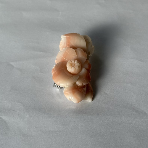 珊瑚彫刻ブローチ 訳あり値下げ 『椿 つばき』 R51212Y1 ブローチ 宝石