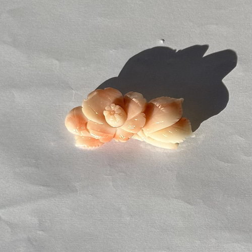 珊瑚彫刻ブローチ 訳あり値下げ 『椿 つばき』 R51212Y1 ブローチ 宝石