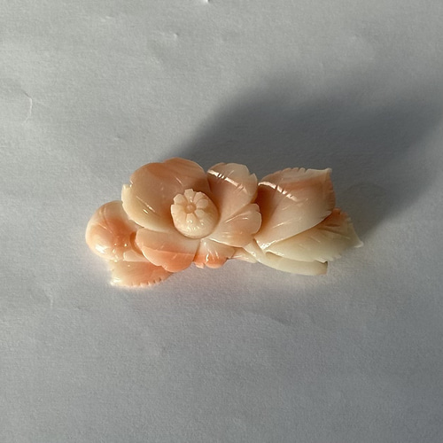 珊瑚彫刻ブローチ 訳あり値下げ 『椿 つばき』 R51212Y1 ブローチ 宝石