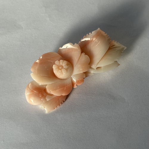 珊瑚彫刻ブローチ 訳あり値下げ 『椿 つばき』 R51212Y1 ブローチ 宝石