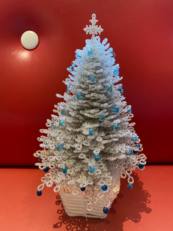 白いビーズのクリスマスツリー 1枚目の画像