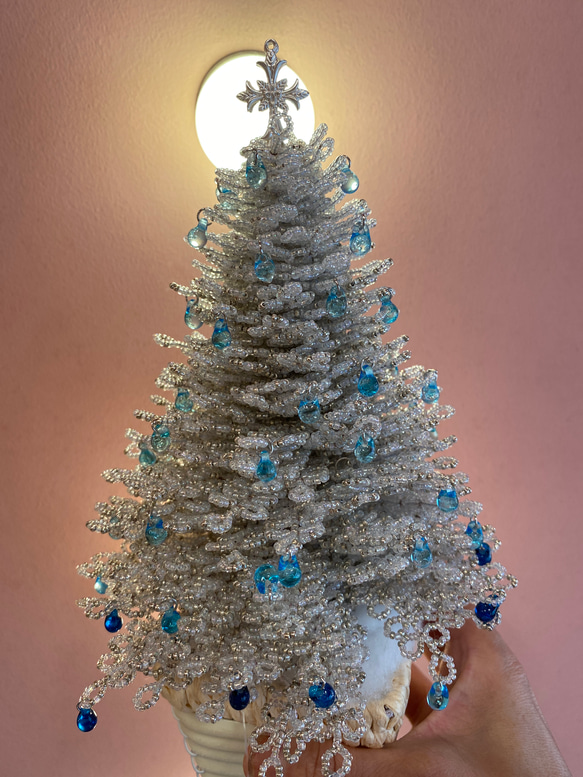 白いビーズのクリスマスツリー 2枚目の画像