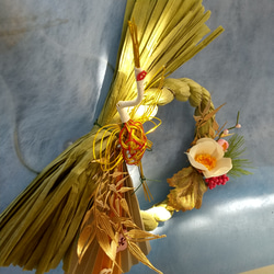 一点物【お正月】白椿と鶴の水引きのナチュラルグリーンしめ縄リース　 4枚目の画像