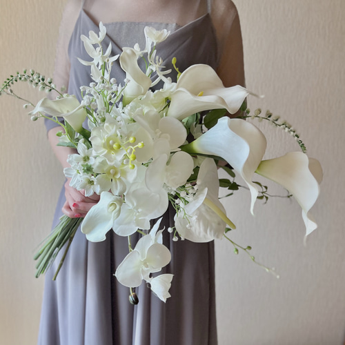 カラーリリー胡蝶蘭アンスリュームのウェディングブーケ アーティ