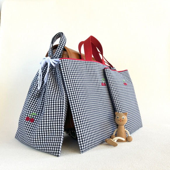 ＊手刺繍＊のさくらんぼのレッスンバッグ ・上履き入れ・体操服袋の３点セット 手刺繍＊さくらんぼのレッスンバッグ ・上履き入れ・体操服袋の