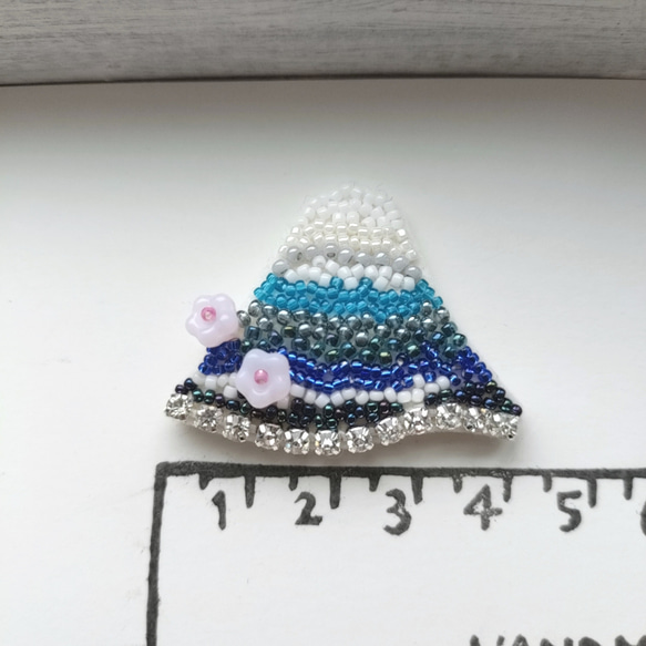 富士山グラデーション*ビーズ刺繍ブローチ 8枚目の画像