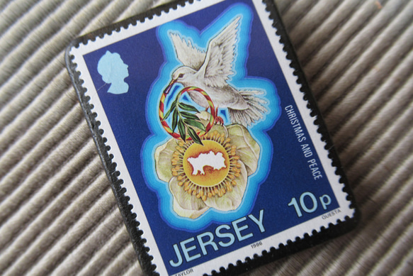 ジャージー島　クリスマス切手ブローチ 9184 2枚目の画像