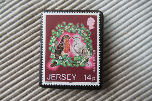 ジャージー島　クリスマス切手ブローチ 9186 1枚目の画像