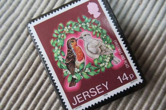 ジャージー島　クリスマス切手ブローチ 9186 2枚目の画像