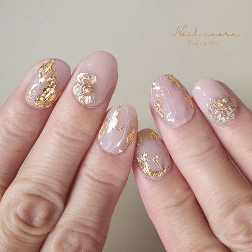 ジェルネイルチップ ベージュのぷっくりフラワーネイル ニュアンス  