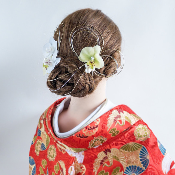 小さめ胡蝶蘭の髪飾り 成人式・結婚式・卒業式に 白 黄緑 和風 和装 アーティフィシャルフラワー 5枚目の画像