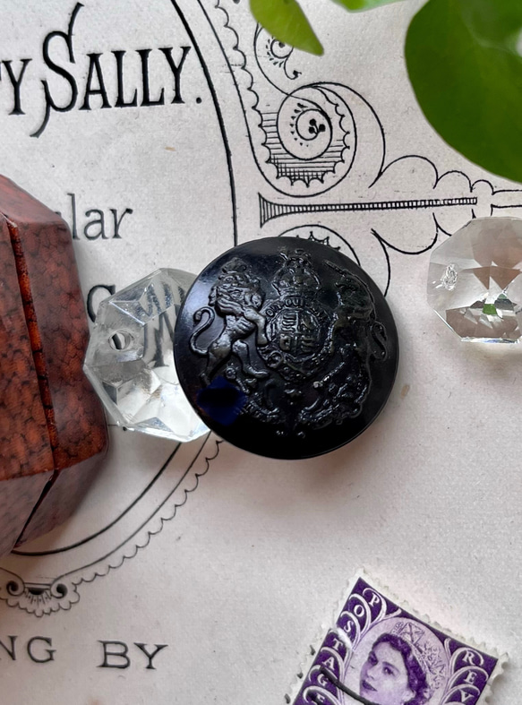英国で出会った♪ アンティーク 英国王室の紋章 ボタン 直径24ｍｍ ベークライト製ブラック/ライオン ユニコーン 2枚目の画像