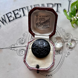 英国で出会った♪ アンティーク 英国王室の紋章 ボタン 直径24ｍｍ ベークライト製ブラック/ライオン ユニコーン 1枚目の画像