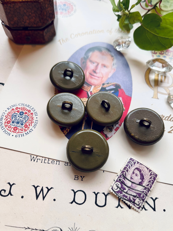 英国で出会った♪ アンティーク 英国王室の紋章 ボタン 直径24ｍｍ ベークライト製カーキ/ライオン ユニコーン 8枚目の画像