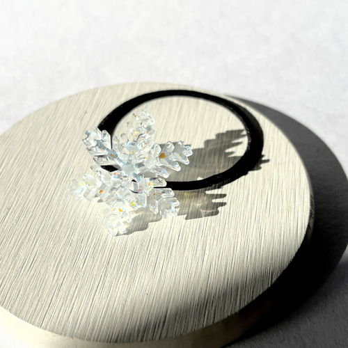 No.282　レジン ヘアゴム キーホルダー ピンバッジ 雪の結晶リース No.282 レジン ヘアゴム キーホルダー ピンバッジ 雪の結晶リース No