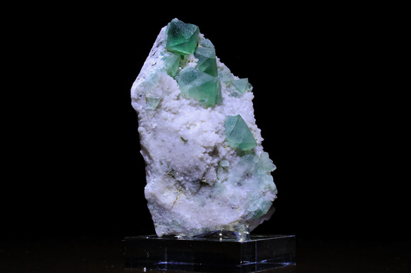 ピラミッド的な内モンゴル自治区産フローライト☆彡 ＆ 天然 ドゥルージークォーツ 85g 天然石 結晶 鉱物 標本 2枚目の画像