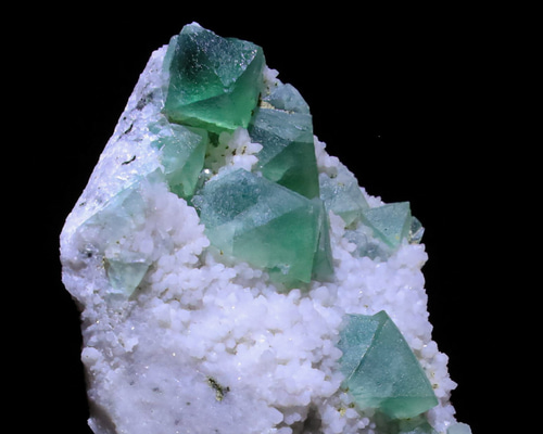 ピラミッド的な中国 義烏市産 天然 フローライト☆彡 ＆ ドゥルージー