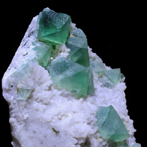 ピラミッド的な中国 義烏市産 天然 フローライト☆彡 ＆ ドゥルージー