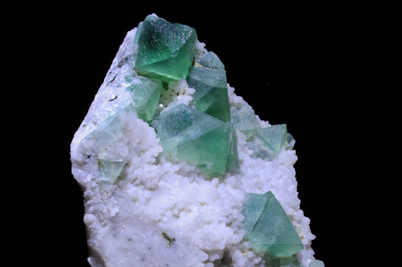 ピラミッド的な内モンゴル自治区産フローライト☆彡 ＆ 天然 ドゥルージークォーツ 85g 天然石 結晶 鉱物 標本 1枚目の画像