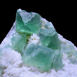 ピラミッド的な内モンゴル自治区産フローライト☆彡 ＆ 天然 ドゥルージークォーツ 85g 天然石 結晶 鉱物 標本 9枚目の画像