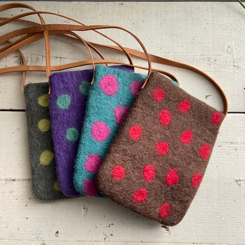 Amazon.co.jp: 猫さんとお花畑刺繍 羊毛フェルト生地のバッグ