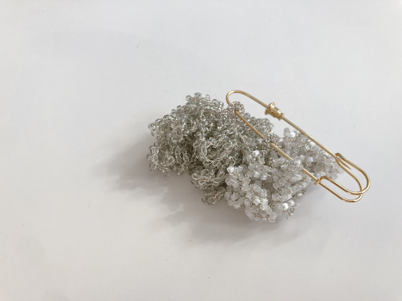 fuwari brooch / silver×white 1枚目の画像