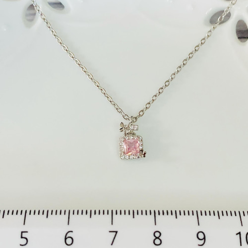 蝶々舞う パフューム型CZダイヤネックレス（香水瓶モチーフネックレス