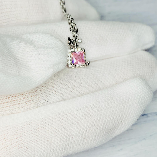 蝶々舞う パフューム型CZダイヤネックレス（香水瓶モチーフネックレス