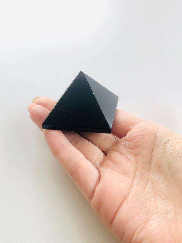モリオン(黒水晶)のピラミッド 2枚目の画像