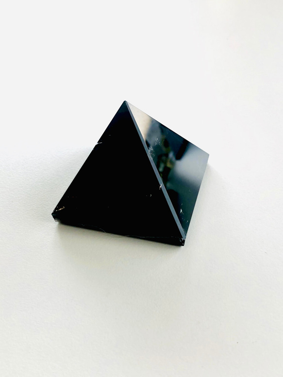 モリオン(黒水晶)のピラミッド 3枚目の画像