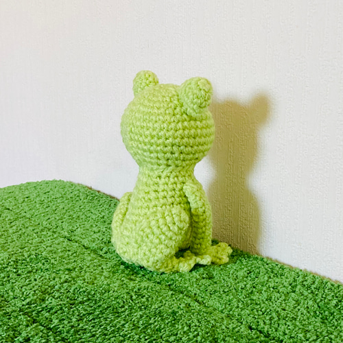 苔田かえる作‼️おすわりカエルのあみぐるみ(白目・あの口) あみぐるみ