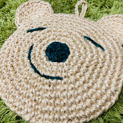 苔田かえる作‼️麻ひもで編んだ悪だくみクマの鍋敷き 2枚目の画像