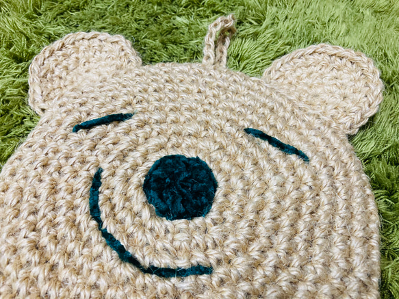 苔田かえる作‼️麻ひもで編んだ悪だくみクマの鍋敷き 6枚目の画像