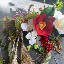 紅白椿と胡蝶蘭のしめ縄　アーティフィシャルフラワー　お正月飾り　箱入り 9枚目の画像