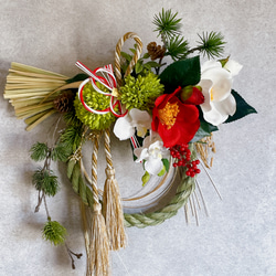紅白椿と胡蝶蘭のしめ縄　アーティフィシャルフラワー　お正月飾り　箱入り 2枚目の画像