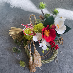 紅白椿と胡蝶蘭のしめ縄　アーティフィシャルフラワー　お正月飾り　箱入り 10枚目の画像
