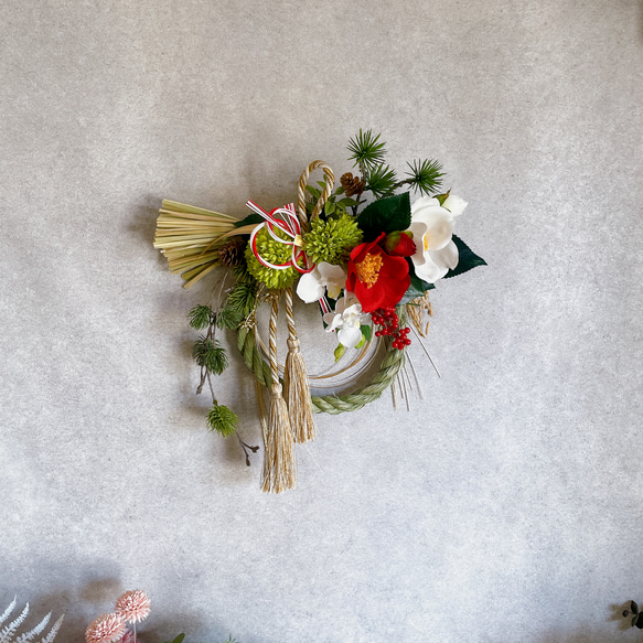 紅白椿と胡蝶蘭のしめ縄　アーティフィシャルフラワー　お正月飾り　箱入り 7枚目の画像