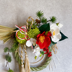 紅白椿と胡蝶蘭のしめ縄　アーティフィシャルフラワー　お正月飾り　箱入り 5枚目の画像