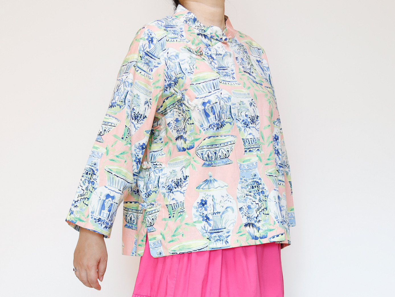 チャイナカラーブラウス ピンク　シノワズリな衿元　ゆったりデザイン 香港迷 1枚でキマるおしゃれ感が◎