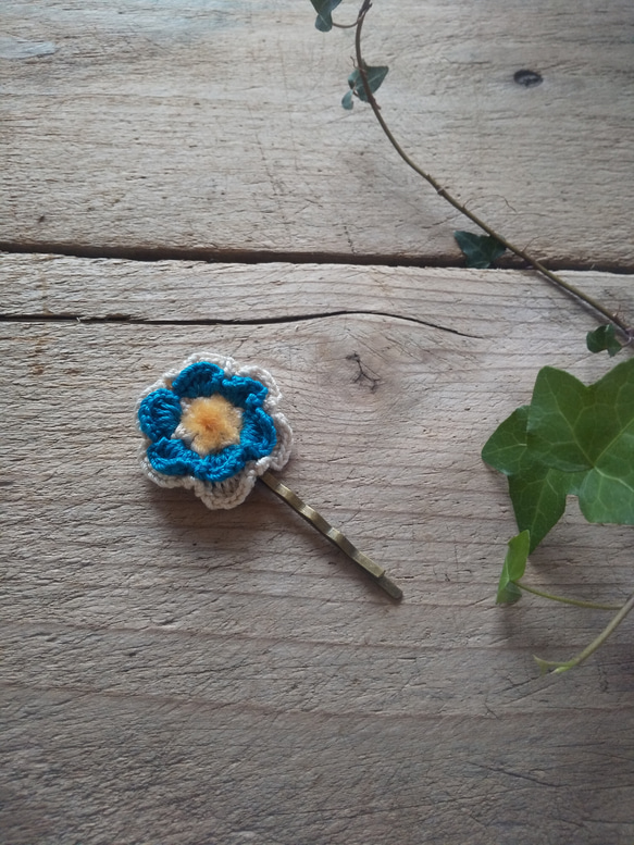 レース編みのお花のヘアピン 1枚目の画像