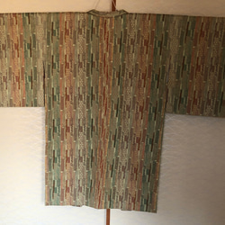 単衣長羽織　ウール　リーフグリーンに和柄きりばめ柄なぜかクリムト風の華やぎ 11枚目の画像