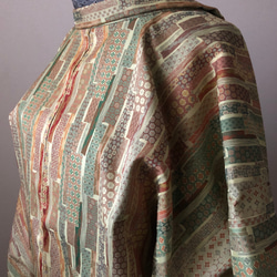 単衣長羽織　ウール　リーフグリーンに和柄きりばめ柄なぜかクリムト風の華やぎ 6枚目の画像